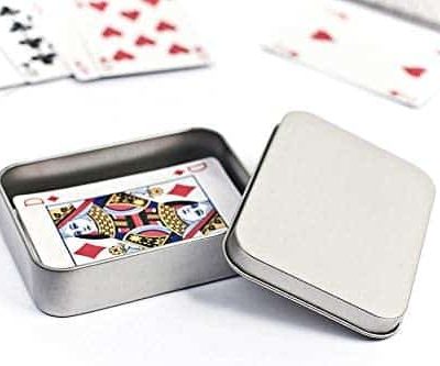 Geöffnete Metall Spielkartenbox mit Spielkarten im Inneren