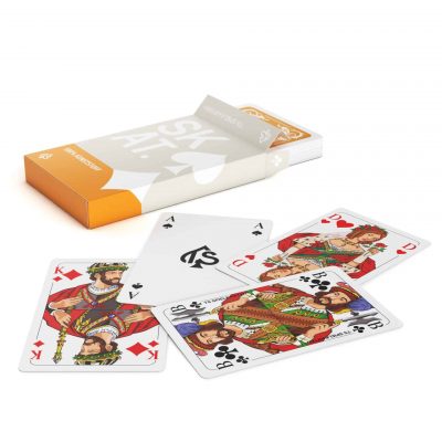 SKAT Kunststoffspielkarten – Box liegend mit Karten davor