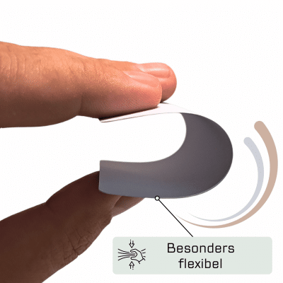 Blanko Spielkarten – besonders flexibel, Hand biegt die Karte