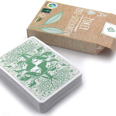 Poker Spielkarten Öko – nachhaltiges Kartenset mit französischem Bild – Kartenrückseiten und Box liegend