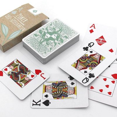 Poker Spielkarten Öko – nachhaltige Spielkarten mit französischem Bild – Kartenrückseiten, Box und liegende Karten