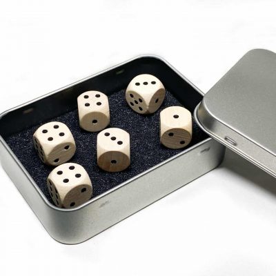 Würfel Set – 6 Holzspielewürfel Made in Germany – Würfel in geöffneter Metallbox