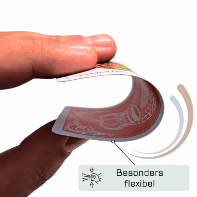 Schnapskarten Kunststoff – besonders flexibel, Hand biegt Karte