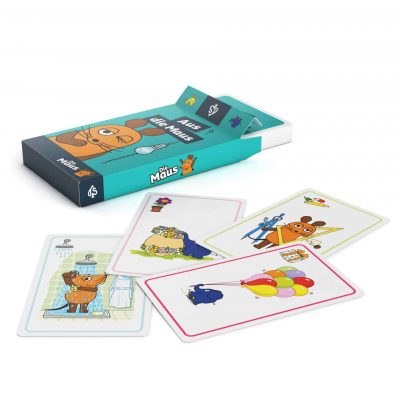 Aus die Maus Spielkarten – Box liegend mit mehreren Karten davor