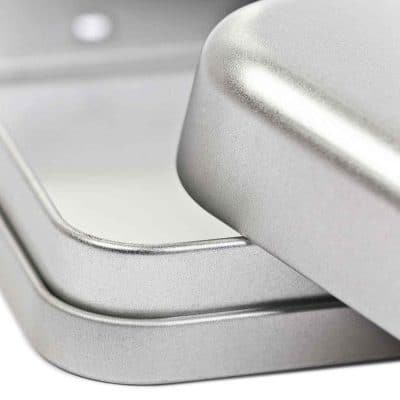 Große Spielkarten Box Metall – Stabile Aufbewahrungsdose für 2 Kartenspiele | TS Spielkarten 8 Aufbewahrungsbox-Gross-Nahaufnahme