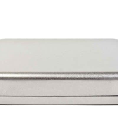 Große Spielkarten Box Metall – Stabile Aufbewahrungsdose für 2 Kartenspiele | TS Spielkarten 9 Aufbewahrungsbox-Gross-Produktbild-geschlossen