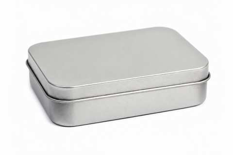 Spielkartenbox aus Metall – liegend und geschlossen